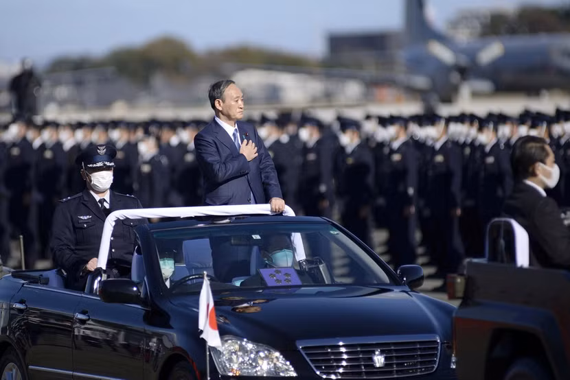 Thủ tướng Suga kêu gọi quân đổi đẩy mạnh khả năng phối hợp, vượt qua khó khăn để đương đầu thách thức mới