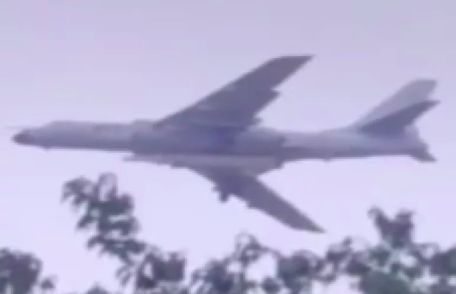 Hình ảnh máy bay ném H-6N mang theo loại tên lửa bí ẩn Hình ảnh máy bay ném H-6N mang theo loại tên lửa bí ẩn