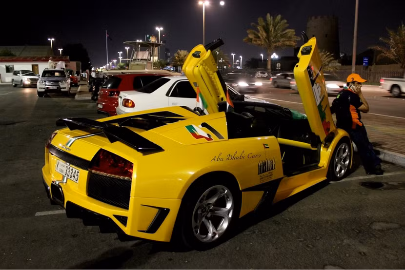 Hàng loạt siêu xe xuất hiện trong ngày Quốc khánh của UAE ảnh 3