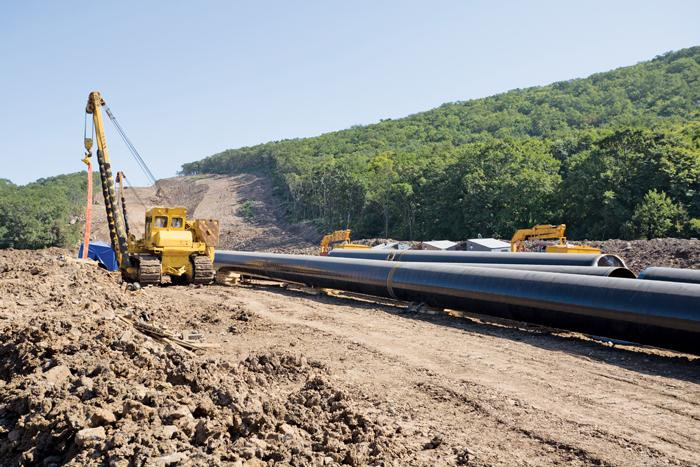 Trong 4 năm cầm quyền, ông Donald Trump đã rút lại khoảng 100 quy định về khí hậu và môi trường khi theo đuổi chính sách "thống trị năng lượng", qua đó tối đa hóa sản lượng sản xuất dầu, khí đốt và than đá.