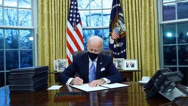 Bà McCarthy không nêu rõ những chính sách nào sắp được ban hành, tuy nhiên, một bản ghi nhớ được tiết lộ vào hôm 21-1 cho thấy, Tổng thống Joe Biden sẽ công bố một loạt sắc lệnh hành pháp mới vào ngày 27-1 nhằm chống lại tình trạng biến đổi khí hậu và coi đây là ưu tiên an ninh quốc gia.