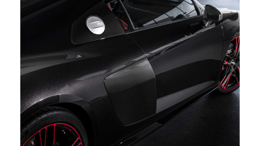 Audi R8 RWD Panther có sẵn kết nối điện thoại thông minh Audi, hệ thống thông tin giải trí MMI tích hợp dẫn đường, hệ thống âm thanh Bang &amp; Olufsen 13 loa.