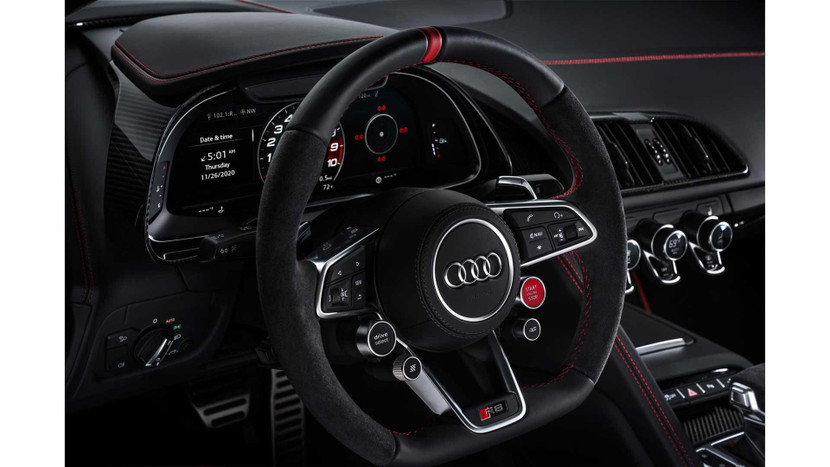 Các chi tiết nâng cấp đáng chú ý ở nội thất bao gồm nhiều chi tiết làm bằng carbon, đèn chiếu sáng ở cửa xe, nội thất bọc da màu đen với chỉ khâu màu đỏ, ghế lái thể thao bọc da Nappa, cần số và hộc để đồ bọc da Alcantara, thảm trải sàn khâu thủ công và vô-lăng D-cut.