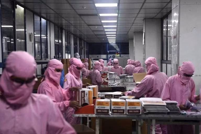 Hai loại vaccine đã được phê chuẩn sử dụng khẩn cấp trong chương trình tiêm chủng tại Ấn Độ là loại do Oxford/AstraZeneca phát triển và một sản phẩm nội địa do tập đoàn dược phẩm Bharat Biotech sản xuất.