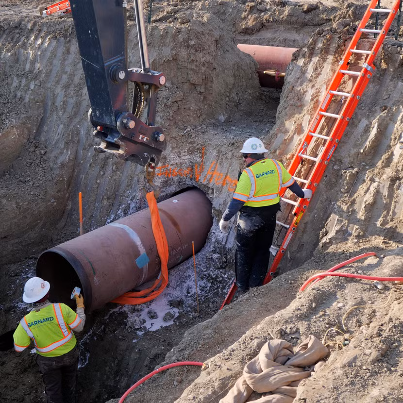 Trước đó, ông Joe Biden đã nhanh chóng ban hành sắc lệnh hủy bỏ đường ống dẫn dầu Keystone XL và đưa Mỹ trở lại Hiệp định Paris về biến đổi khí hậu ngay ngày đầu nhậm chức. Cả hai động thái trên đều sự đảo ngược chính sách với cựu Tổng thống Donald Trump.
