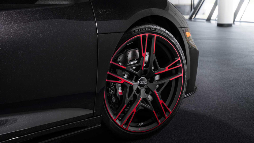 Sức mạnh sẽ được truyền đến cầu sau thông qua hộp số ly hợp kép S tronic 7 cấp. Mẫu xe thể thao này có khả năng tăng tốc từ 0-96 km/h trong vòng 3,6 giây, trước khi đạt đến vận tốc tối đa 323 km/h.