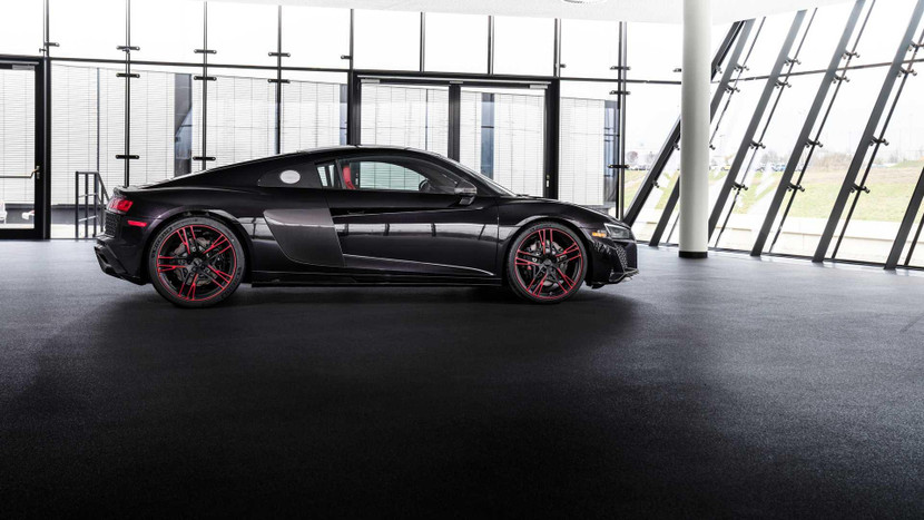 Đúng với tên gọi, Audi R8 RWD Panther có ngoại thất mang màu đen chủ đạo.