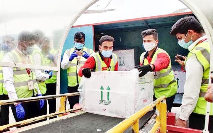 Hơn 200.000 bác sĩ tiêm chủng và 370.000 nhân viên y tế đã được đào tạo chuẩn bị cho chương trình tiêm chủng này. Nhà chức trách cũng đã chuẩn bị 29.000 kho lạnh phục vụ bảo quản và vận chuyển vaccine an toàn. Hơn 200.000 bác sĩ tiêm chủng và 370.000 nhân viên y tế đã được đào tạo chuẩn bị cho chương trình tiêm chủng này. Nhà chức trách cũng đã chuẩn bị 29.000 kho lạnh phục vụ bảo quản và vận chuyển vaccine an toàn.