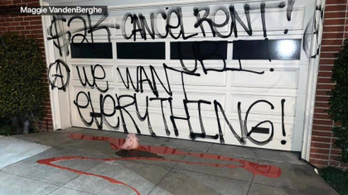 Nhà riêng của ông McConnell bị vẽ những biểu ngữ phản đối Nhà riêng của ông McConnell bị vẽ những biểu ngữ phản đối