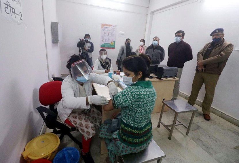 Nhân viên y tế tuyến đầu, cảnh sát, binh sĩ quân đội sẽ là các đối tượng ưu tiên nhận vaccine. Tiếp theo sau đó sẽ những người trên 50 tuổi hoặc có đã có bệnh nền. Nhân viên y tế tuyến đầu, cảnh sát, binh sĩ quân đội sẽ là các đối tượng ưu tiên nhận vaccine. Tiếp theo sau đó sẽ những người trên 50 tuổi hoặc có đã có bệnh nền.