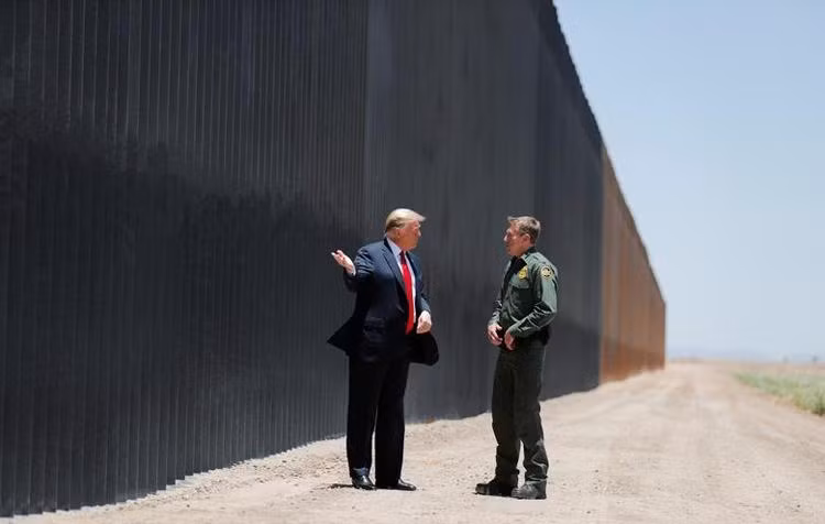 Ông Donald Trump đã đến Texas để thăm bức tường biên giới Ông Donald Trump đã đến Texas để thăm bức tường biên giới