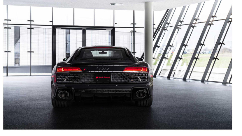 Như phiên bản tiêu chuẩn, Audi R8 RWD Panther trang bị đèn pha và đèn hậu LED, hệ thống ống xả thể thao, cụm khuếch tán không khí, hốc hút gió 2 bên thân xe.