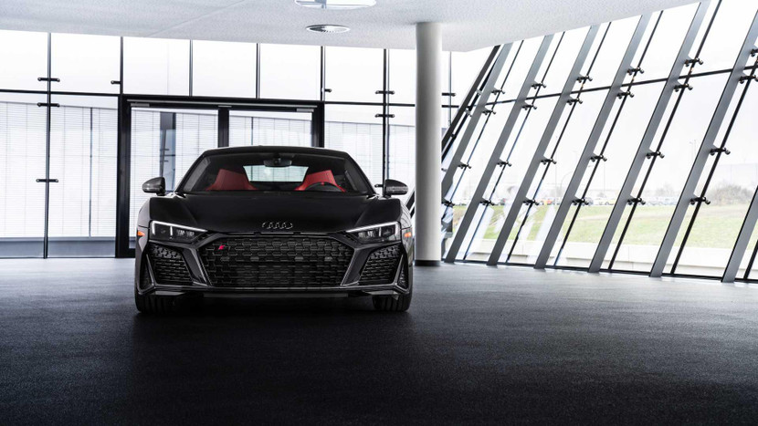 Phần gương xe cũng được ốp sợi carbon, logo Audi được sơn màu đen và cùng với đó là trang bị la-zăng 20 inch 5 chấu kép sơn đen mờ và viền đỏ.