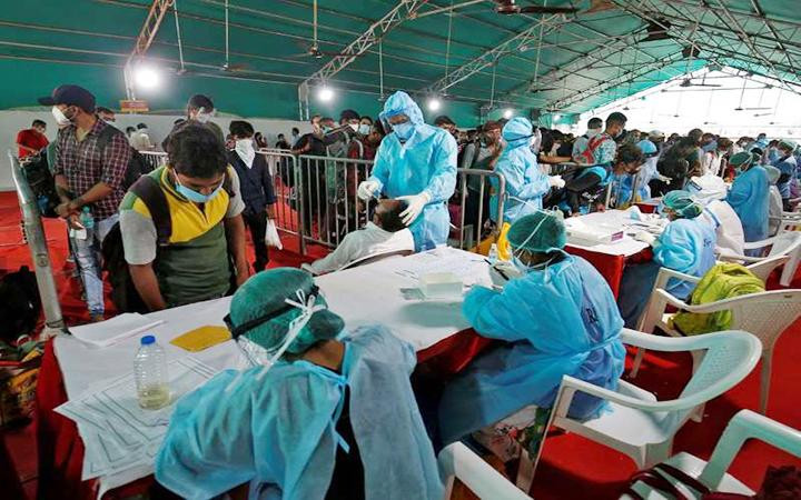 Theo kế hoạch của Bộ Y tế Ấn Độ, 300 triệu người sẽ được tiêm vaccine từ nay cho tới tháng 8. Theo kế hoạch của Bộ Y tế Ấn Độ, 300 triệu người sẽ được tiêm vaccine từ nay cho tới tháng 8.