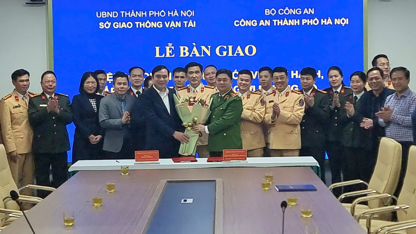 Thiếu tướng Dương Đức Hải - Phó Giám đốc CATP Hà Nội và đồng chí Đào Duy Phong, Phó Giám đốc Sở GTVT Hà Nội, cùng đại diện các phòng chức năng tại lễ bàn giao