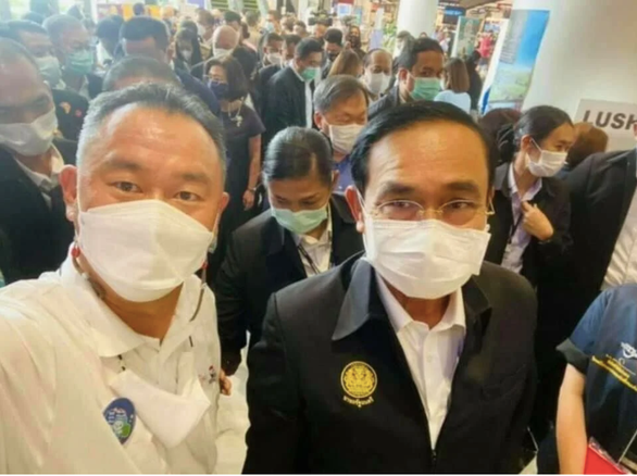 Ông Prayut chụp ảnh với Chủ tịch Phòng Thương mại Thái Lan Veerasak Pisanuwong