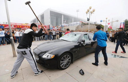 Đại gia thuê người đập nát siêu xe Maserati 8.8 tỉ đồng ảnh 3 Đại gia thuê người đập nát siêu xe Maserati 8.8 tỉ đồng ảnh 3