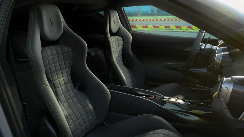 Ferrari trang bị cho 812 Competizione hệ thống đánh lái bốn bánh, giúp người lái cảm nhận được sự nhạy bén và chính xác mỗi lần vào cua