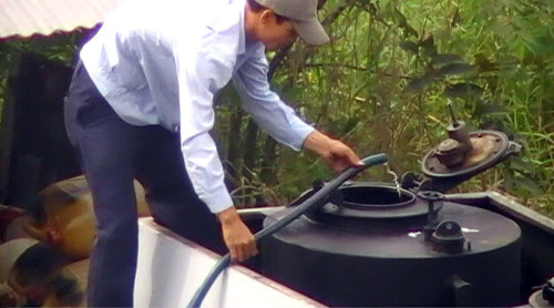 Mục sở thị "công nghệ" ăn cắp và "chế tác" xăng rởm ảnh 1