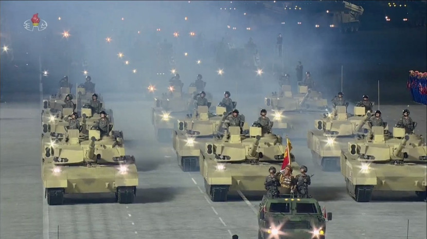 Trong cuộc duyệt binh, Triều Tiên cũng phô diễn loại vũ khí giống với hệ thống tên lửa tầm ngắn Iskander-M của Nga. Trong cuộc duyệt binh, Triều Tiên cũng phô diễn loại vũ khí giống với hệ thống tên lửa tầm ngắn Iskander-M của Nga.