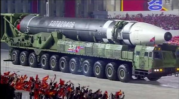 Hwasong-15 có tầm bắn khoảng 12.800km, tức là đủ sức vươn tới lục địa Mỹ. Triều Tiên cũng có 2 loại ICBM khác là Hwasong-12 có thể vươn tới mục tiêu 5.500km và Hwasong-13 với tầm bắn 10.000km. Hwasong-15 có tầm bắn khoảng 12.800km, tức là đủ sức vươn tới lục địa Mỹ. Triều Tiên cũng có 2 loại ICBM khác là Hwasong-12 có thể vươn tới mục tiêu 5.500km và Hwasong-13 với tầm bắn 10.000km.