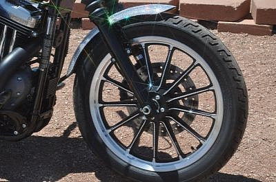 "Xế nổ" đính hàng ngàn viên pha lê lấp lánh ảnh 3