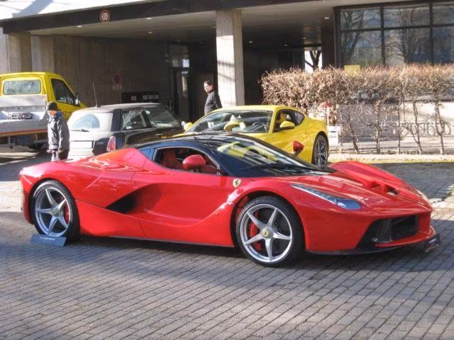 Chiếc LaFerrari đầu tiên được bán với giá hơn 3 triệu USD ảnh 4