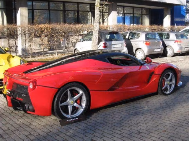 Chiếc LaFerrari đầu tiên được bán với giá hơn 3 triệu USD ảnh 5
