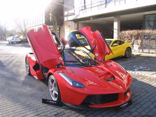 Chiếc LaFerrari đầu tiên được bán với giá hơn 3 triệu USD ảnh 2