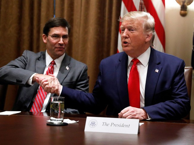 Ông Mark Esper bảo vệ Tổng thống Donald Trump trước cáo buộc xúc phạm binh lính Mỹ