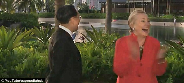 Bà Hilary Clinton bật cười trước... chàng trai khỏa thân ảnh 4