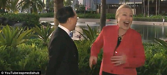 Bà Hilary Clinton bật cười trước... chàng trai khỏa thân ảnh 3