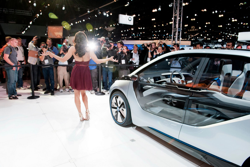 Cặp đôi BMW i3 và i8 trình diễn ấn tượng cùng người đẹp Mission Impossible 4 ảnh 10