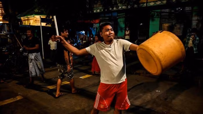 Người dân Myanmar mang xoong nồi, thùng chậu ra đập để phản đối chính biến