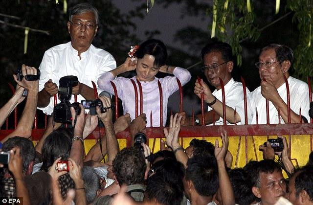 Bà Suu Kyi bị cáo buộc tội nhập khẩu hàng hóa trái phép và đang bị tạm giam để điều tra đến hết ngày 15-2-2021. Các luật sư cũng không được phép gặp bà.