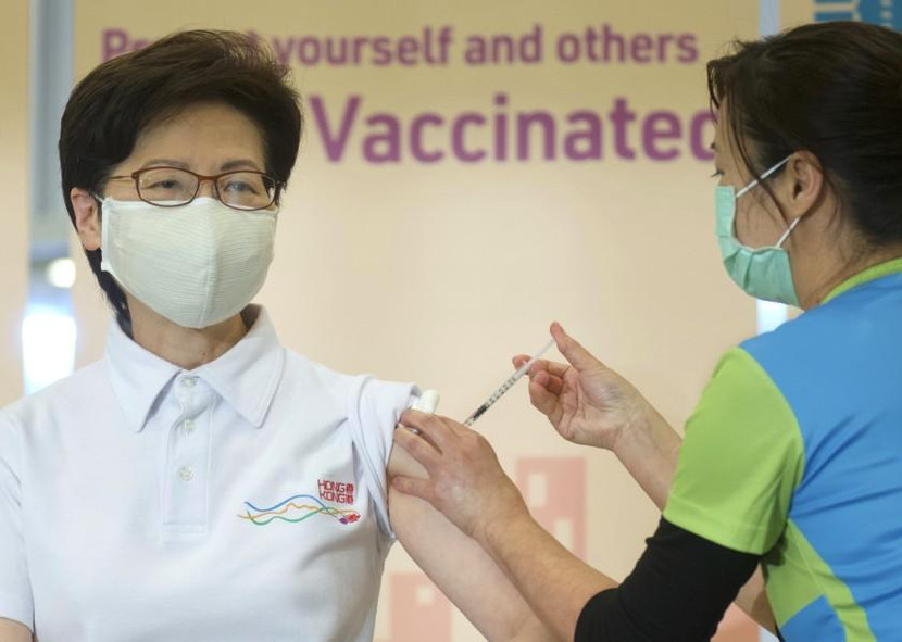 Bà Carrie Lam tiêm vaccine của Sinovac trên truyền hình trực tiếp