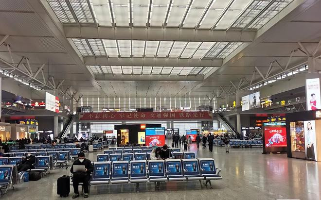 Một số địa phương thậm chí còn đề ra các quy định khắt khe hơn ví dụ như những người trở về cần phải lưu trú tại khu cách ly tập trung trong 2 tuần, thay vì cách ly tại nhà.