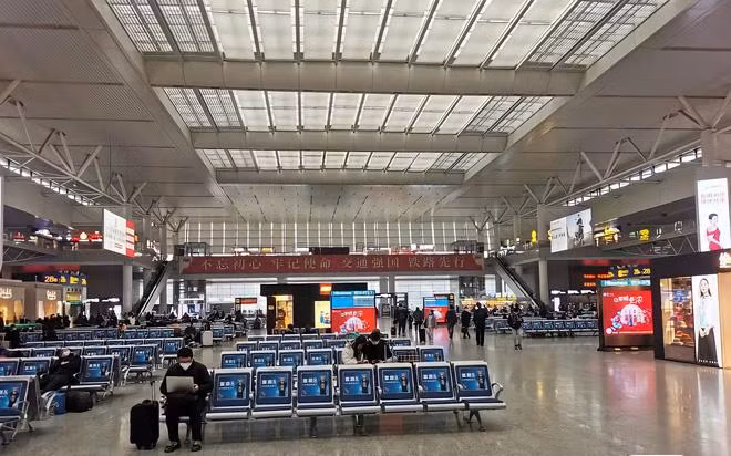 Một số địa phương thậm chí còn đề ra các quy định khắt khe hơn ví dụ như những người trở về cần phải lưu trú tại khu cách ly tập trung trong 2 tuần, thay vì cách ly tại nhà.