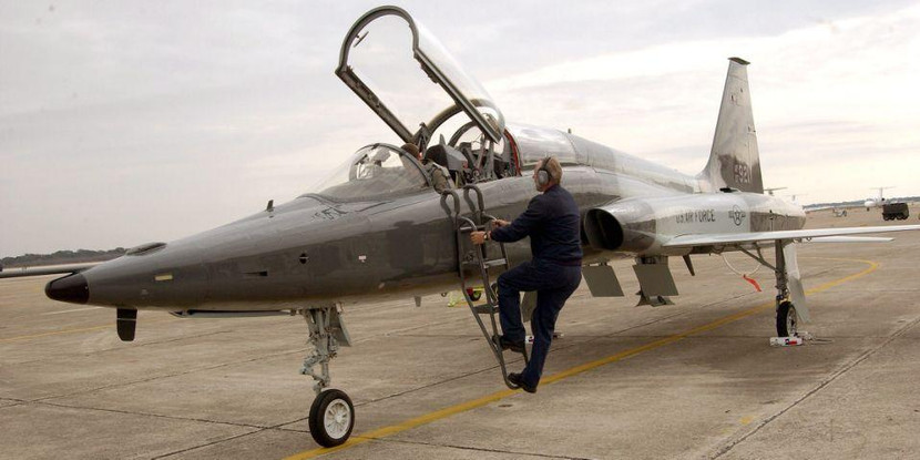 T-38 là máy bay huấn luyện đã lỗi thời của Mỹ và thường xuyên gặp vấn đề