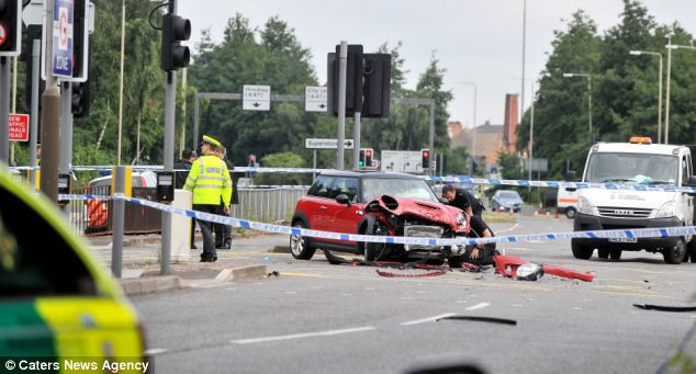 Kinh hoàng BMW "điên" tông thẳng vào xe nôi, 2 cháu bé tử nạn ảnh 3