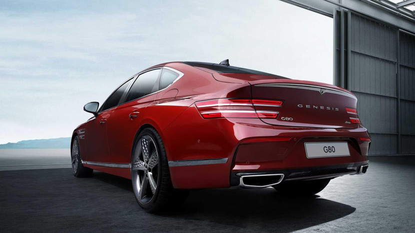 Ở phần đuôi, cản sau cũng được sửa đổi với khe gió giả đặt dọc và bộ khuếch tán có phần trang trí cùng màu thân xe Ở phần đuôi, cản sau cũng được sửa đổi với khe gió giả đặt dọc và bộ khuếch tán có phần trang trí cùng màu thân xe