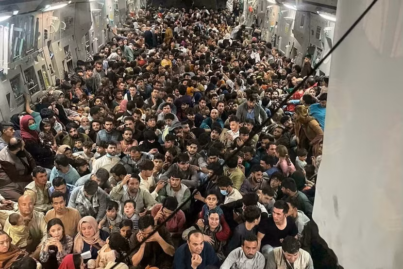 Nhiều người Afghanistan đang tìm cách tháo chạy khỏi đất nước bị Taliban kiểm soát