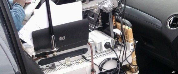 Bị cảnh sát phạt vì trang bị cả hệ thống thiết bị văn phòng trên ôtô ảnh 1