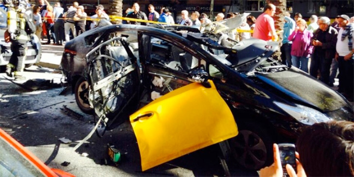 Toyota Prius bỗng dưng phát nổ trên đường ảnh 2