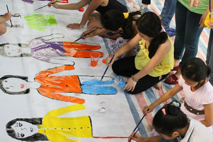 Thiếu nhi tưng bừng vẽ tranh khổng lồ, trình diễn ánh sáng mừng 1/6 ảnh 3 Thiếu nhi tưng bừng vẽ tranh khổng lồ, trình diễn ánh sáng mừng 1/6 ảnh 3