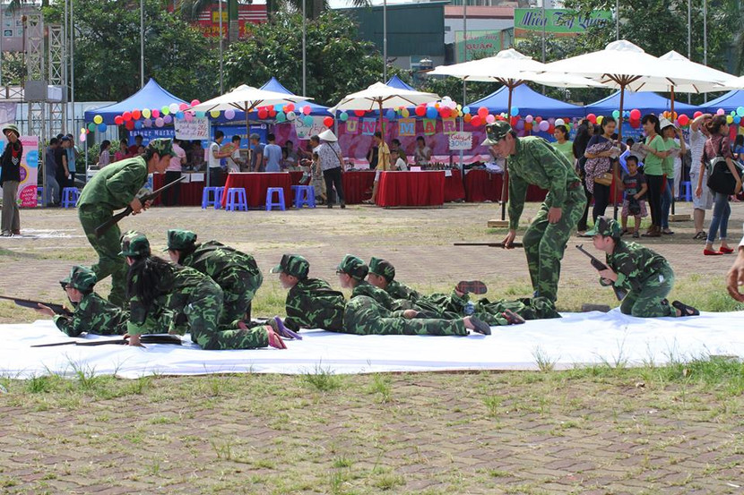 Thiếu nhi tưng bừng vẽ tranh khổng lồ, trình diễn ánh sáng mừng 1/6 ảnh 10 Thiếu nhi tưng bừng vẽ tranh khổng lồ, trình diễn ánh sáng mừng 1/6 ảnh 10