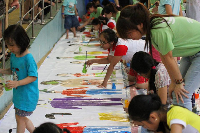 Thiếu nhi tưng bừng vẽ tranh khổng lồ, trình diễn ánh sáng mừng 1/6 ảnh 2 Thiếu nhi tưng bừng vẽ tranh khổng lồ, trình diễn ánh sáng mừng 1/6 ảnh 2