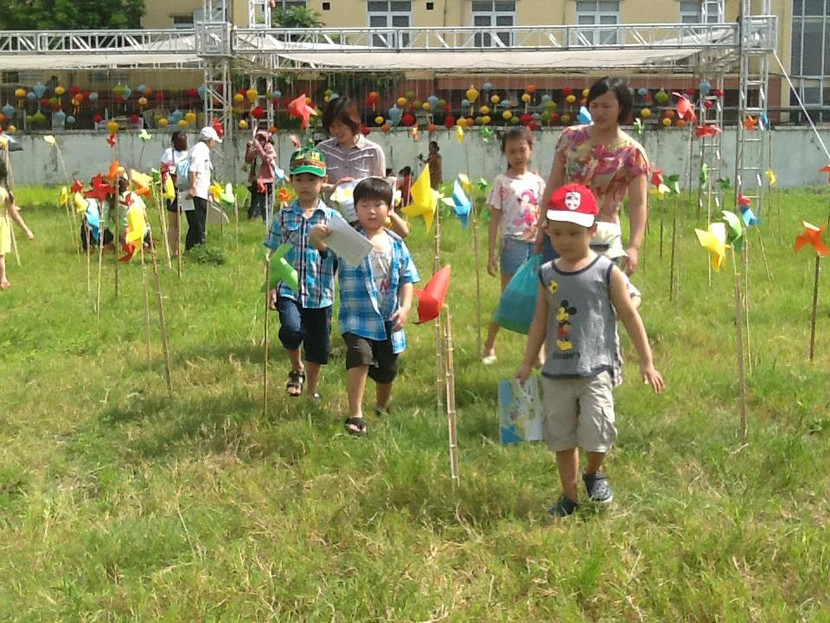 Thiếu nhi tưng bừng vẽ tranh khổng lồ, trình diễn ánh sáng mừng 1/6 ảnh 6