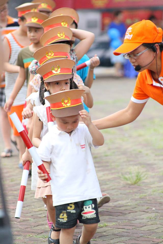 Thiếu nhi tưng bừng vẽ tranh khổng lồ, trình diễn ánh sáng mừng 1/6 ảnh 11 Thiếu nhi tưng bừng vẽ tranh khổng lồ, trình diễn ánh sáng mừng 1/6 ảnh 11