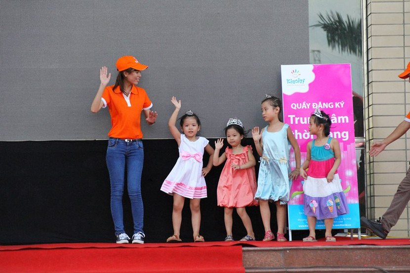 Thiếu nhi tưng bừng vẽ tranh khổng lồ, trình diễn ánh sáng mừng 1/6 ảnh 12 Thiếu nhi tưng bừng vẽ tranh khổng lồ, trình diễn ánh sáng mừng 1/6 ảnh 12